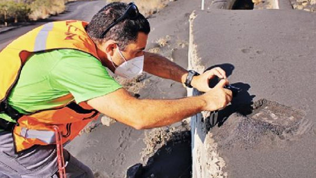 Medición del espesor del depósito total en superficies planas no perturbada. Foto: Jorge Romero