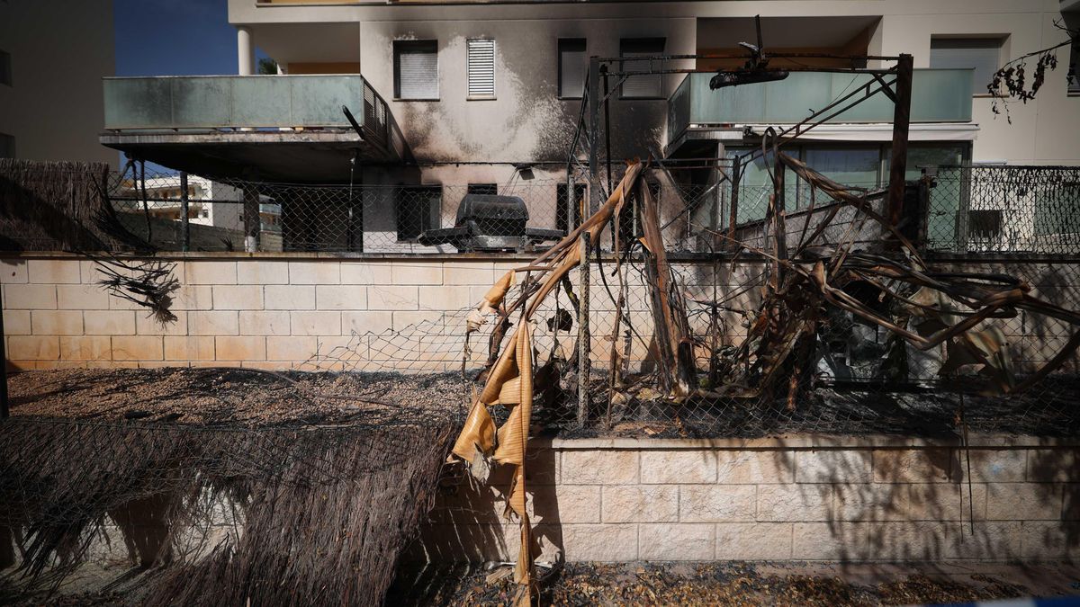 El fuego se originó en una barbacoa de la planta baja y quemó una pérgola y un toldo.