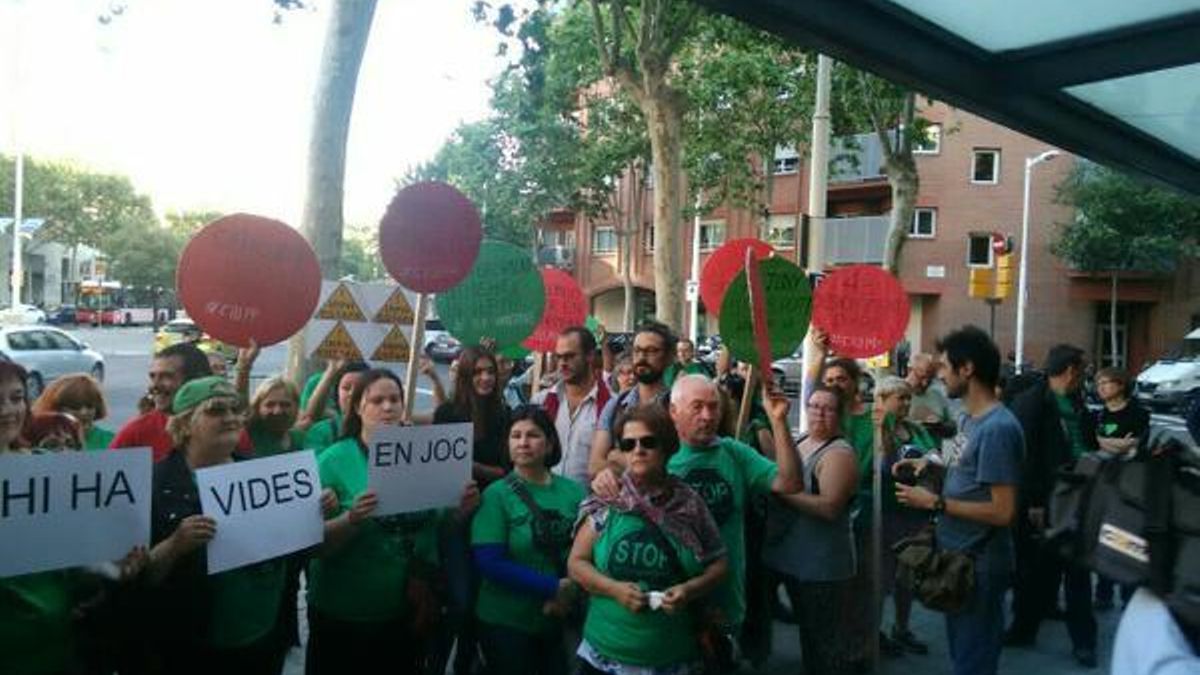 La PAH concentrada a las puertas del mitin de Rajoy antes de los incidentes / @LA_PAH