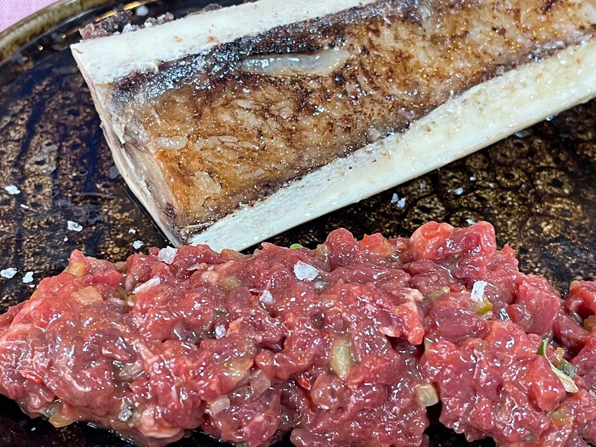 Steak tartar y tuétano
