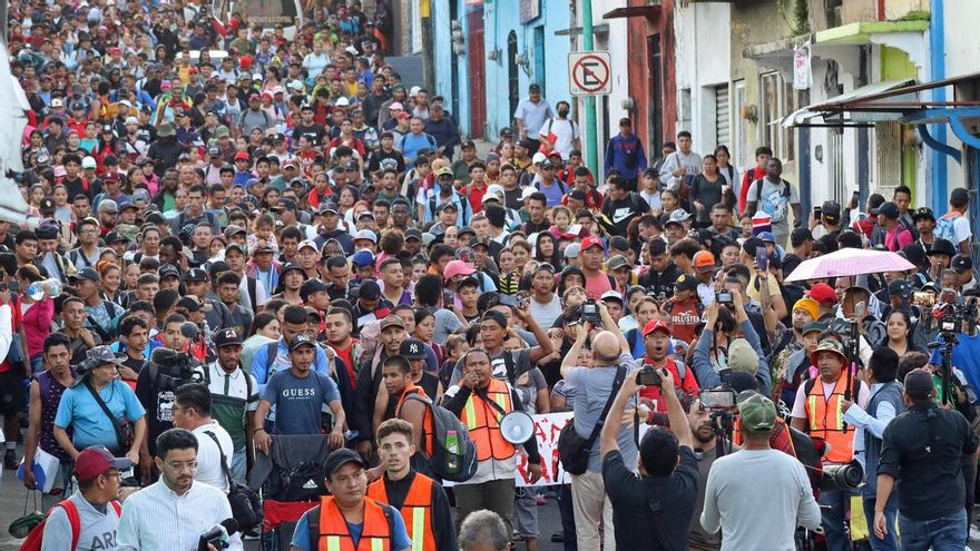 Migrantes parten en caravana rumbo a EEUU, este martes, en el municipio de Tapachula en el estado de Chiapas (México).