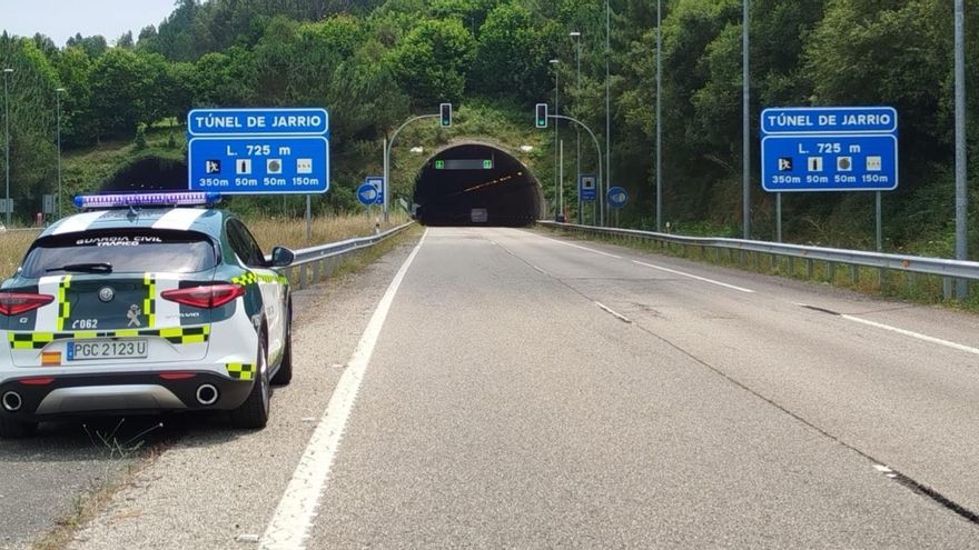Investigan a un conductor que circuló con su coche por la A-8 en sentido contrario, cruzó el túnel de Jarrio y llegó hasta Navia