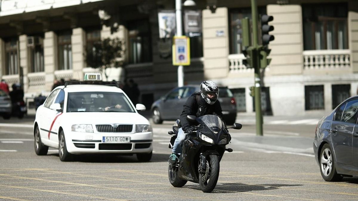 Los taxistas paran este martes en toda España y se manifestarán en Madrid para protestar contra Uber y Cabify