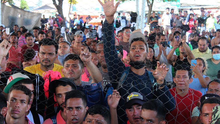 Caravana migrante tramita documentos en sur de México para avanzar a EE.UU.