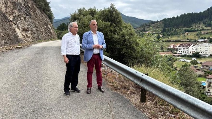 El consejero y el alcalde en unas de las actuciones ejecutadas por Fomento en Potes.