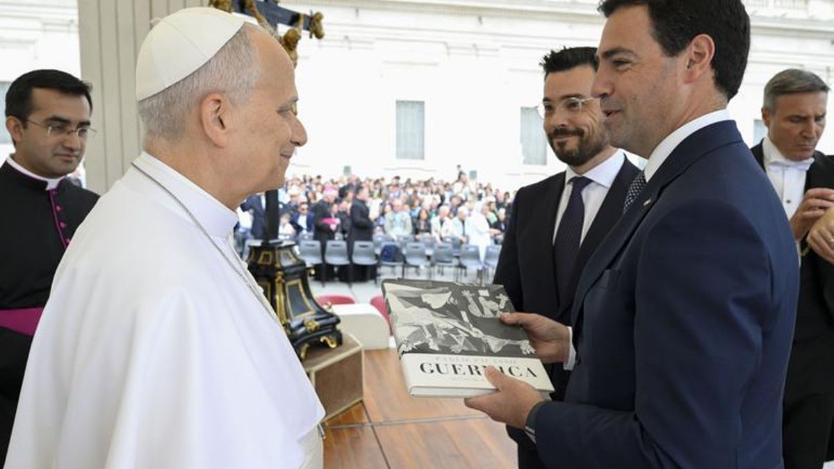 Pradales logra la fotografía con León XIV e intercambian presentes en la plaza de San Pedro del Vaticano