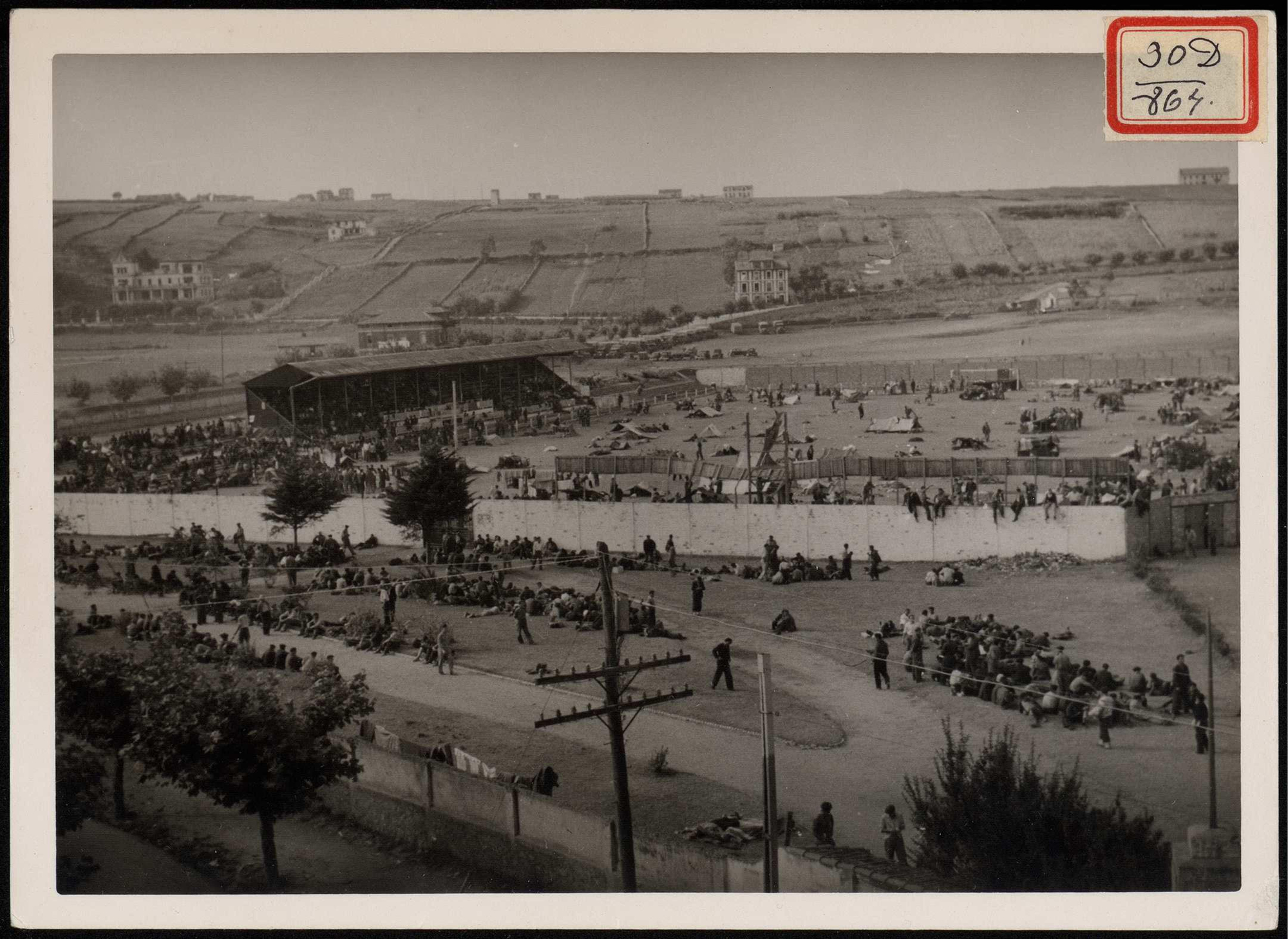 "Aspecto del campo de deportes convertido en campo de prisioneros". | Biblioteca Nacional de España