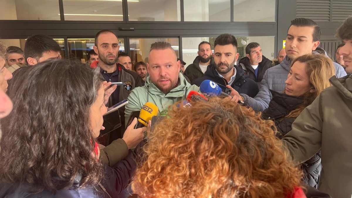 Andrés Vallina, presidente del comité de empresa, atiende a los medios de comunicación.