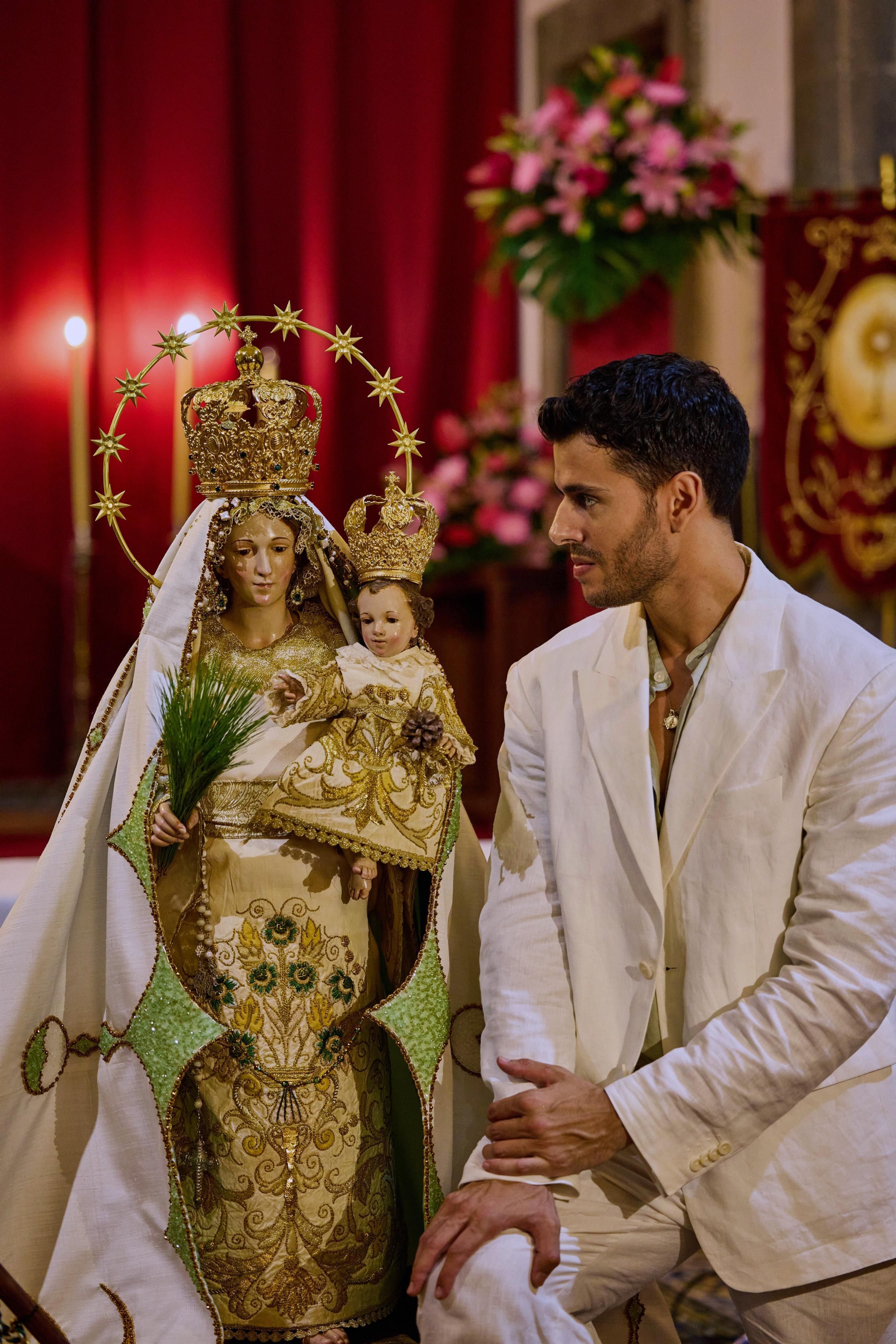 Andrés Acosta junto a  la Virgen del Pino de El Paso, que luce el nuevo manto diseñado por él.