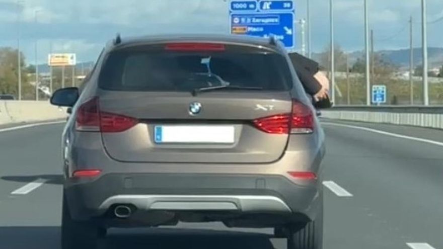 Investigan al dueño de un coche porque uno de sus ocupantes viajaba enseñando el culo por la ventanilla