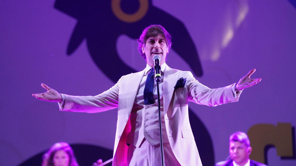 Manuel Lombo abrió la 17ª edición de La Noche Blanca en una abarrotada plaza de Las Tendillas