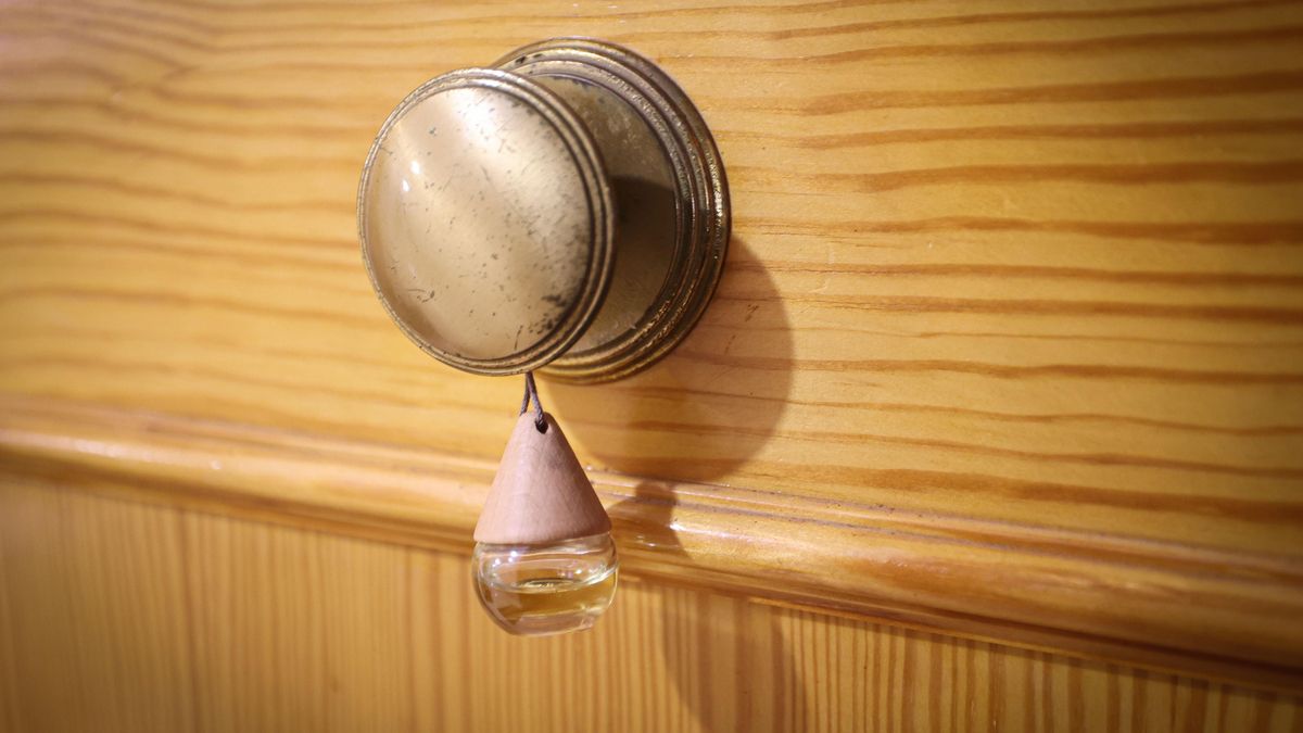 Un ambientador en el pomo de la puerta principal de una vivienda