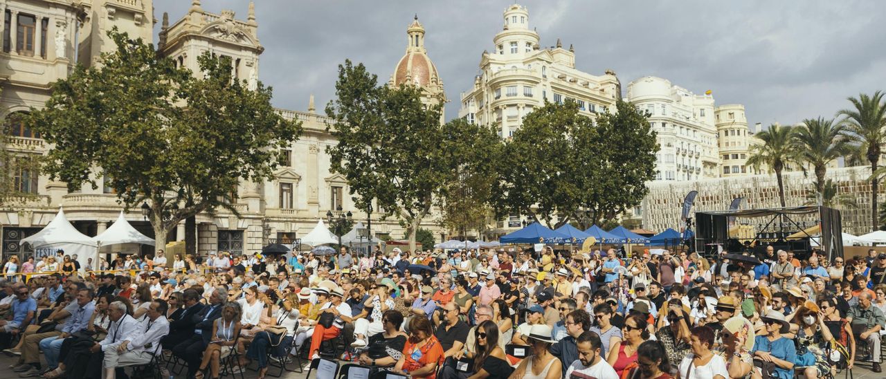 El público asistente en la jornada del sábado 24 de septiembre en la Plaza del Ayuntamiento de Valencia