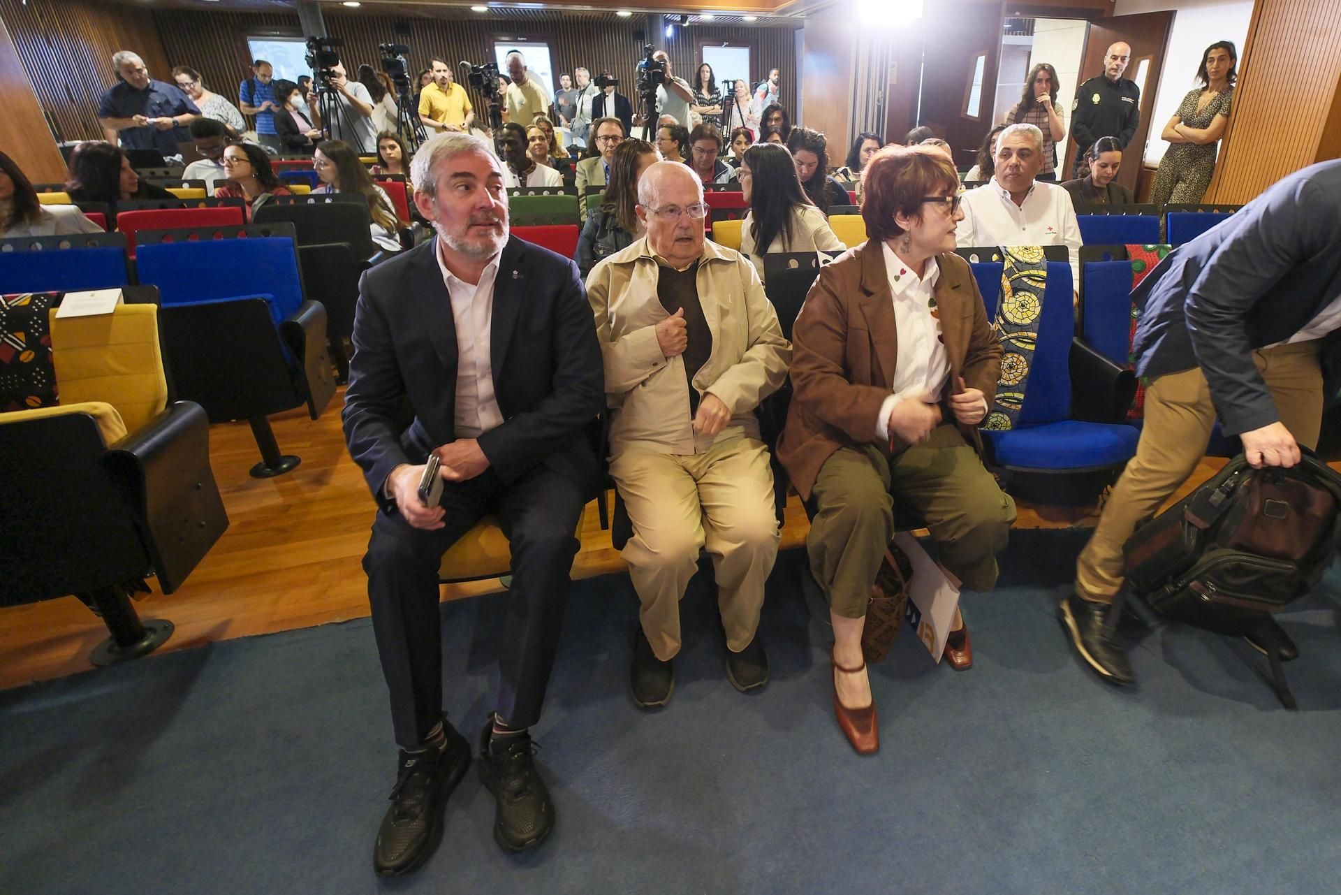 El presidente del Gobierno de Canarias, Fernando Clavijo, y el Director General de Casa África José Segura Clavell en la jornada sobre el Pacto Europeo de Migración y Asilo.