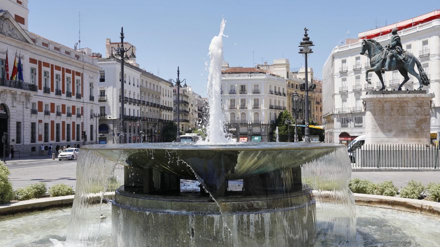 Imagen de una de las fuentes gemelas en la Puerta del Sol en Madrid.