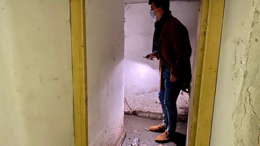El portavoz socialista en Santander, Daniel Fernández, inspecciona los sótanos de la Casa Consistorial.