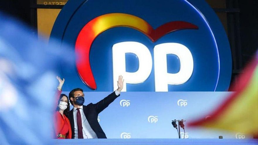 Casado y Ayuso, celebrando la victoria del PP, el pasado martes.
