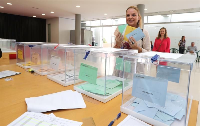 La candidata de Podemos a presidenta de Canarias, Noemí Santana, en el colegio electoral de Las Palmas de Gran Canaria donde este domingo depositó su voto.
