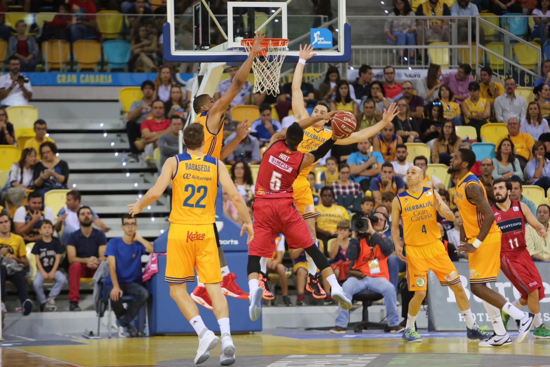 Imágenes del encuentro entre el Herbalife Gran Canaria y el Tecnyconta Zaragoza. Alejandro Ramos.
