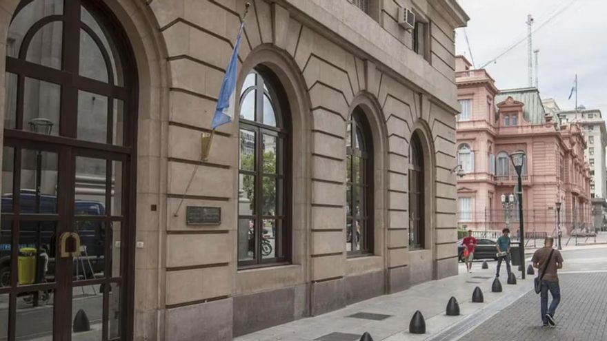 El Gobierno avanza con una "purga" de espías en la SIDE mientras prevé un aumento presupuestario del 94%