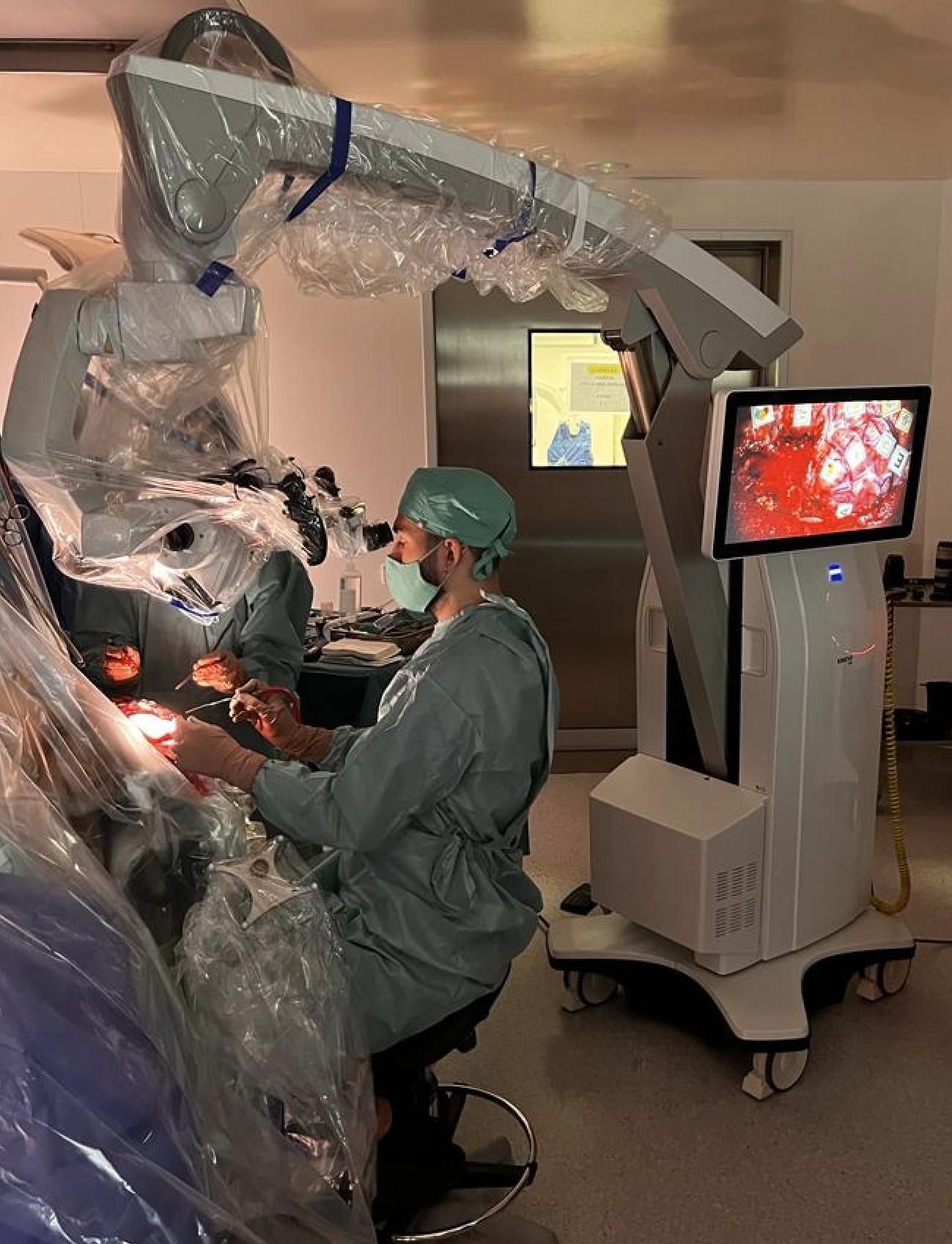 El neurocirujano palmero Jesús Martín-Fernández durante la intervención.