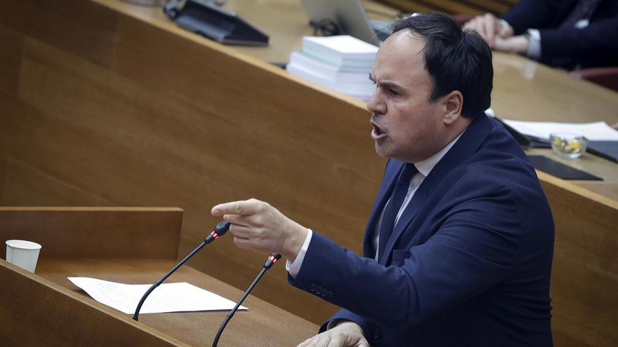 Pérez Llorca dice que su pareja ganó la plaza "por su experiencia" y el PSPV y Compromís hablan de "traje a medida"