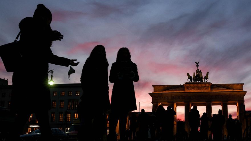 People are seen at Pariser Platz square in front of the Brandenburg Gate in central Berlin, Germany, 10 November 2021. Due to an increasing number of cases of the pandemic COVID-19 disease caused by the coronavirus SARS CoV-2, new nationwide restrictions have been announced to counter a surge in infections.