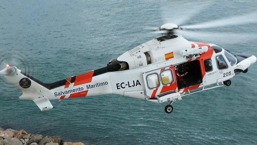 Un helicóptero evacúa a cuatro menores y tres mujeres de una patera al sur de Gran Canaria con 43 migrantes