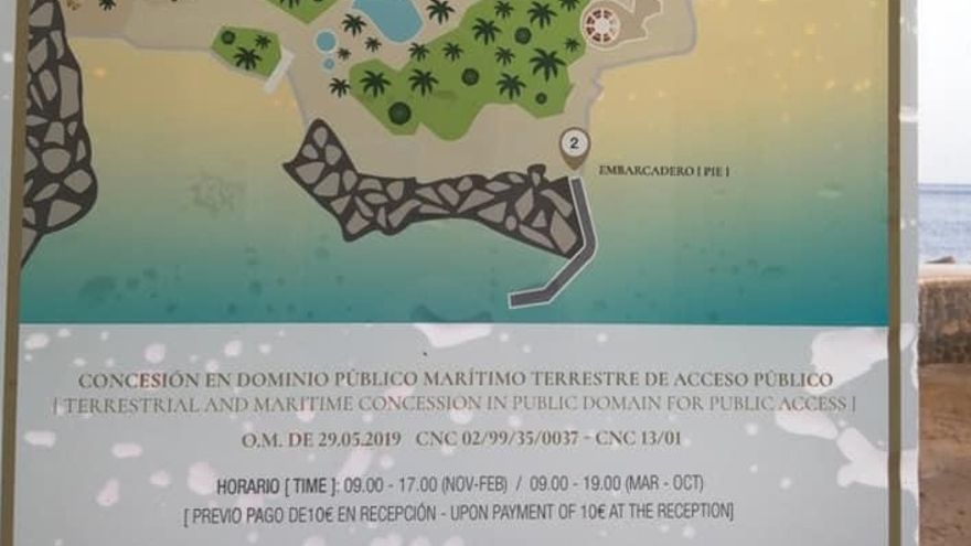 Cartel del Hotel Fariones que anuncia el pago de 10 euros por acceder a una zona de dominio público