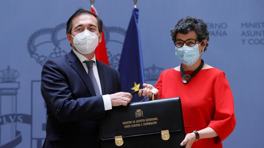 El ministro de Asuntos Exteriores, Unión Europea y Cooperación, José Manuel Albares (i), recibe la cartera ministerial de manos de su predecesora, Arancha González Laya, este lunes en el Palacio de Santa Cruz.