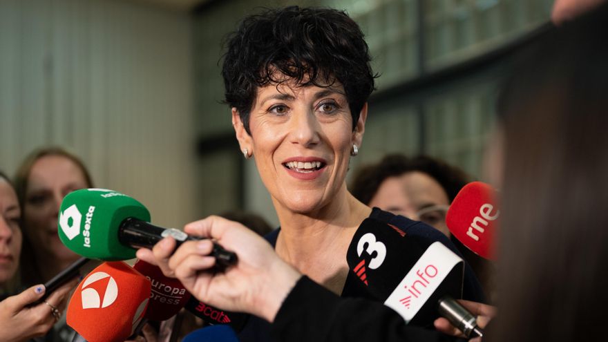 La ministra de Inclusión, Seguridad Social y Migraciones, Elma Saiz, atiende a los medios a su llegada  a un acto en Madrid.