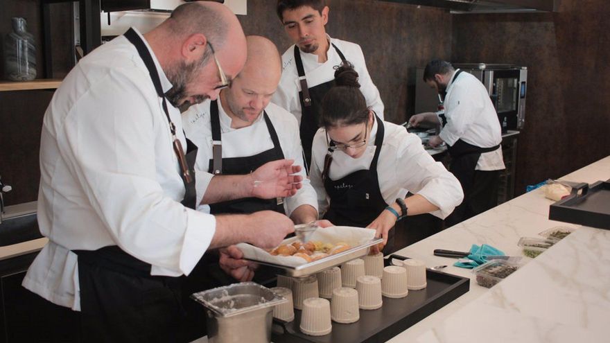 El chef Rubén Sánchez y su equipo. Europa Press