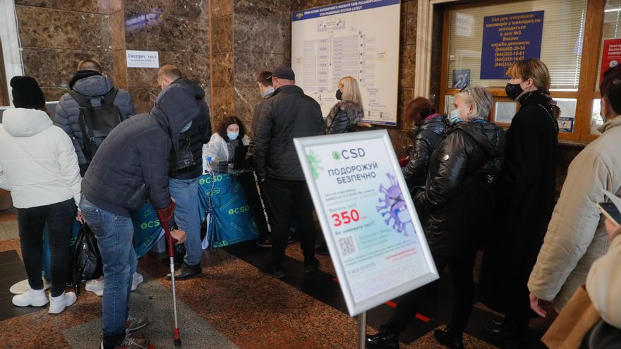 Varias personas esperan su turno para someterse a una prueba de antígenos en Kiev, Ucrania. EFE/EPA/SERGEY DOLZHENKO