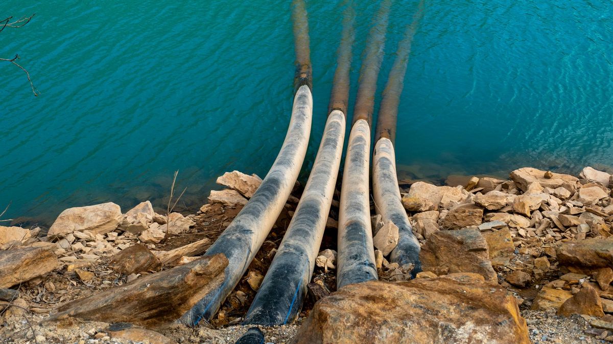Tuberías y canalizaciones que conectan el contraembalse del Agrio con el Arroyo de los Arquillos, el cual lleva al río Guadiamar, afluente del Guadalquivir.
