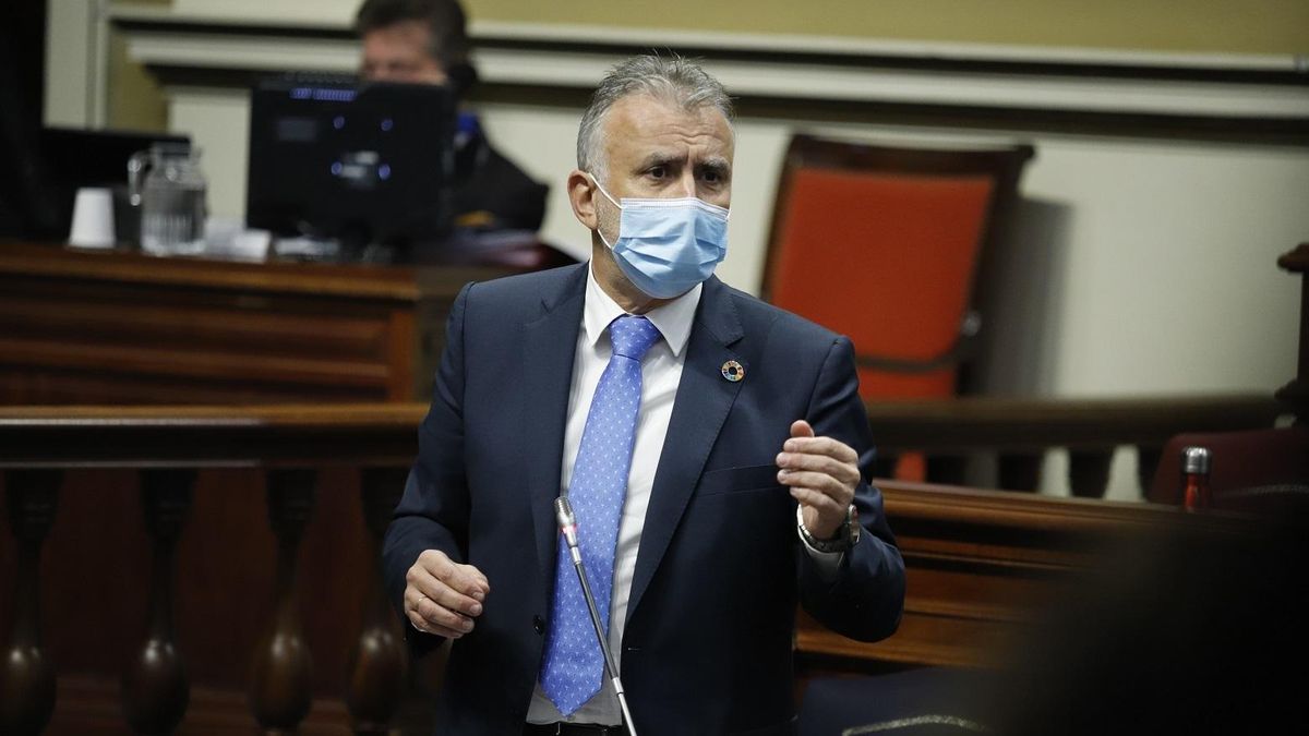 Archivo - El presidente de Canarias, Ángel Víctor Torres, interviene en la sesión de control al Gobierno en el Pleno del Parlamento de Canarias