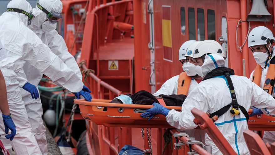 Localizado un cayuco con unos 60 inmigrantes subsaharianos al sur de Tenerife