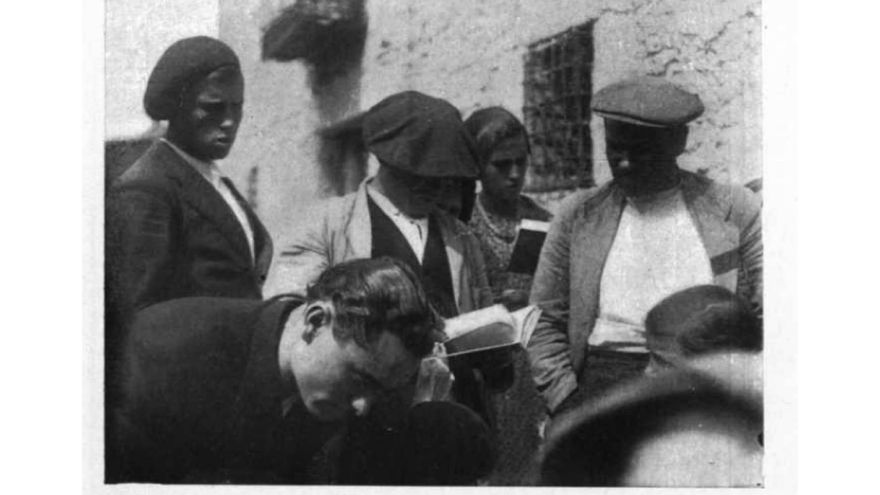 Una caja de libros llega a Beteta, en Cuenca