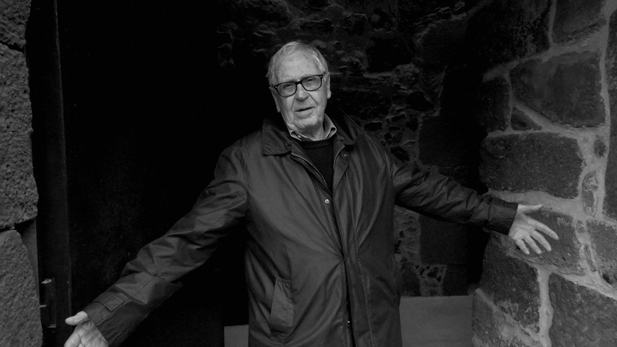 Martín Chirino, a la salida del Castillo de La Luz, en la inauguración de la Fundación de Arte y Pensamiento Martín Chirino, Las Palmas de GC, 2015.
