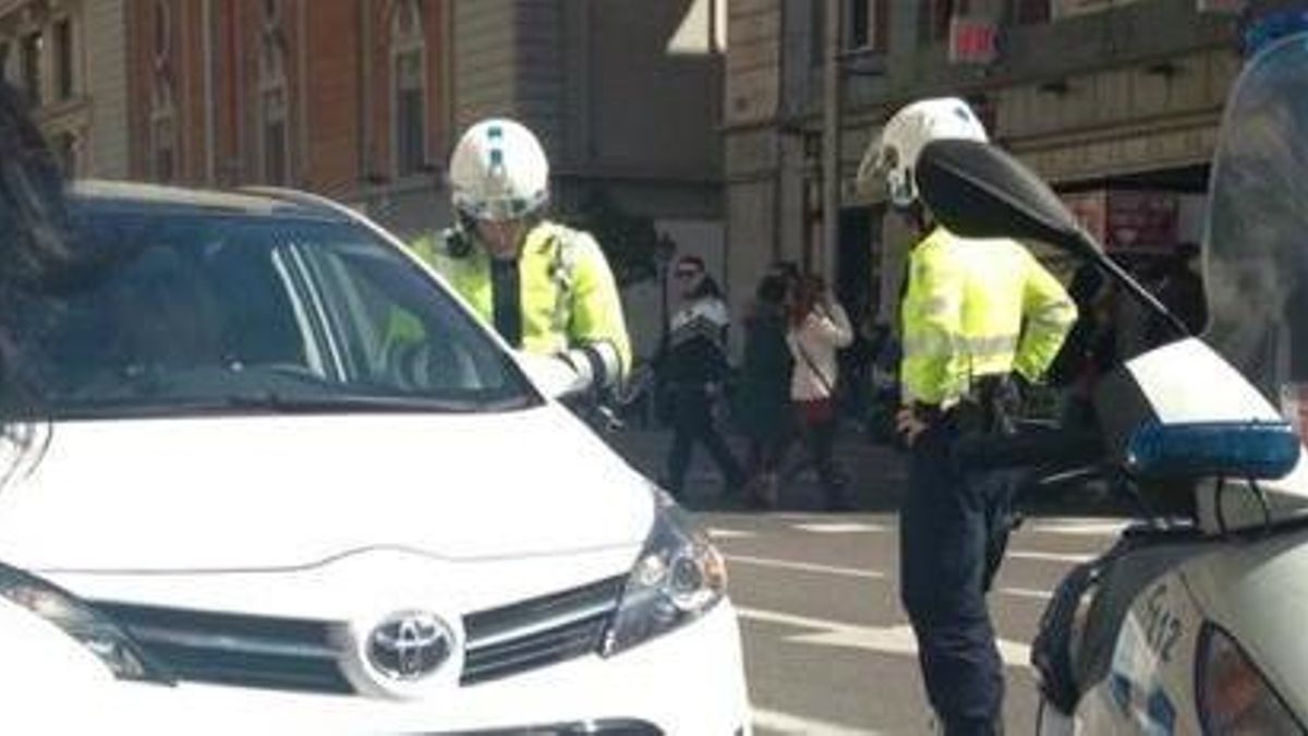 Coche detenido en Gran Vía por los agentes de movilidad con Esperanza Aguirre en su interior (I.R.S.)