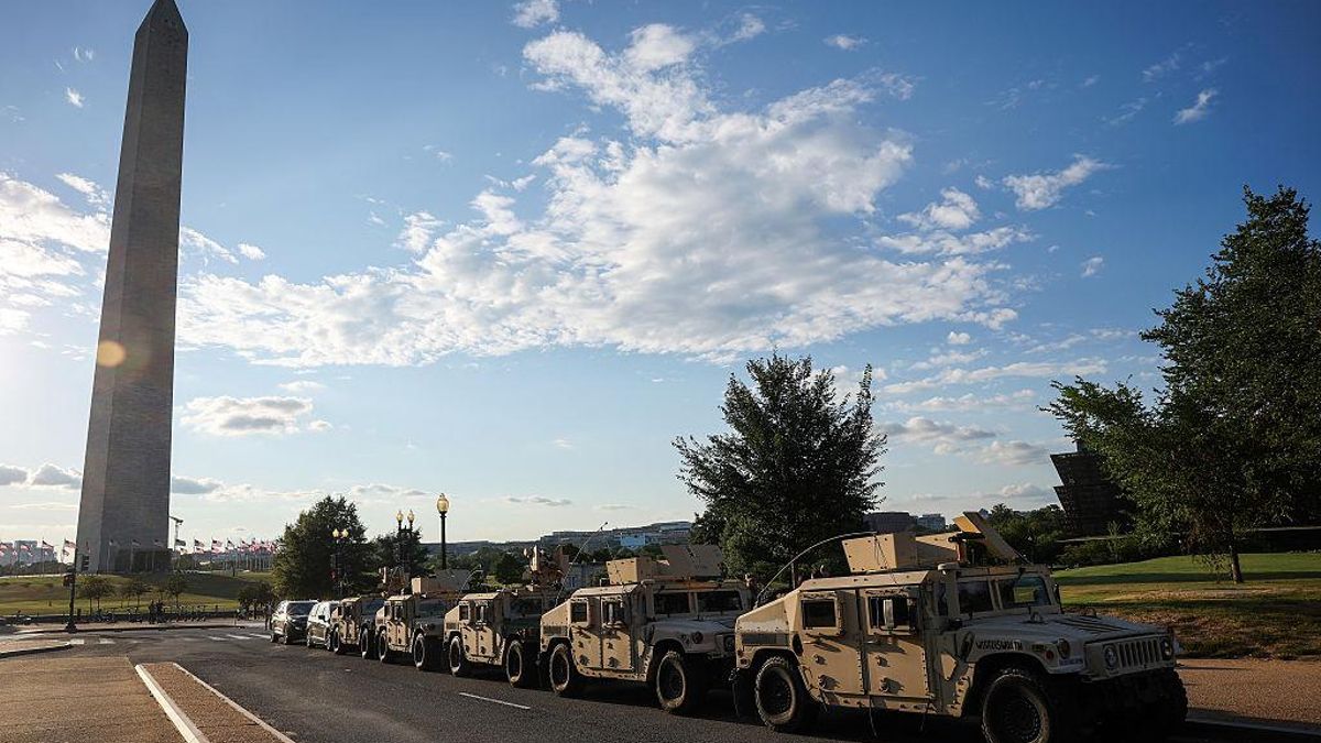 Vehículos de la Guardia Nacional aparcados en Washington DC tras la orden de Trump de desplegar al cuerpo militar en la ciudad.