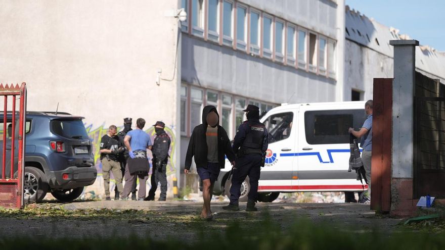 La Policía identifica a 119 personas, la mayoría migrantes, en dos fábricas abandonadas de Vitoria