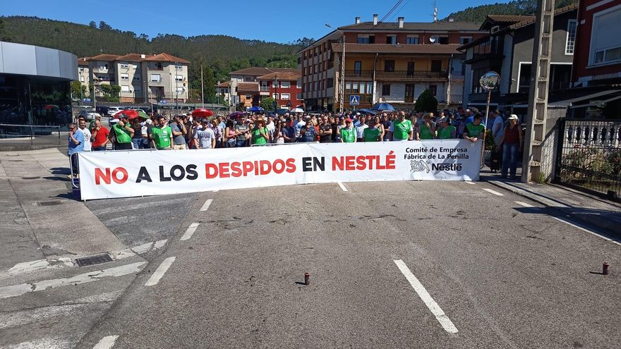 Tercer paro en la fábrica de Nestlé en La Penilla antes de la huelga indefinida del 1 de junio contra el ERE