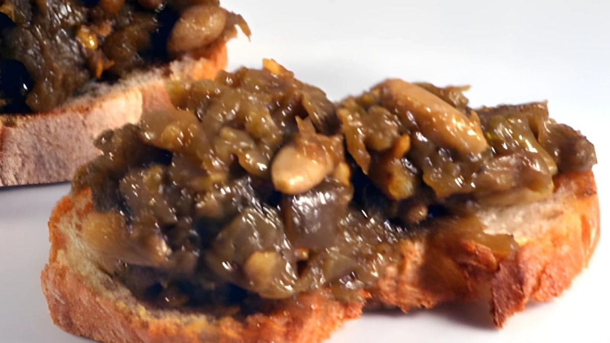 Lo ideal es servirla sobre rebanadas de pan artesano ligeramente tostado o junto a tostas crujientes