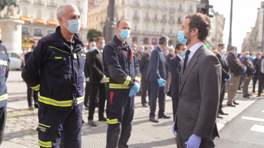 Casado pasa revista a las tropas y otros servidores públicos el Dos de Mayo de 2020.