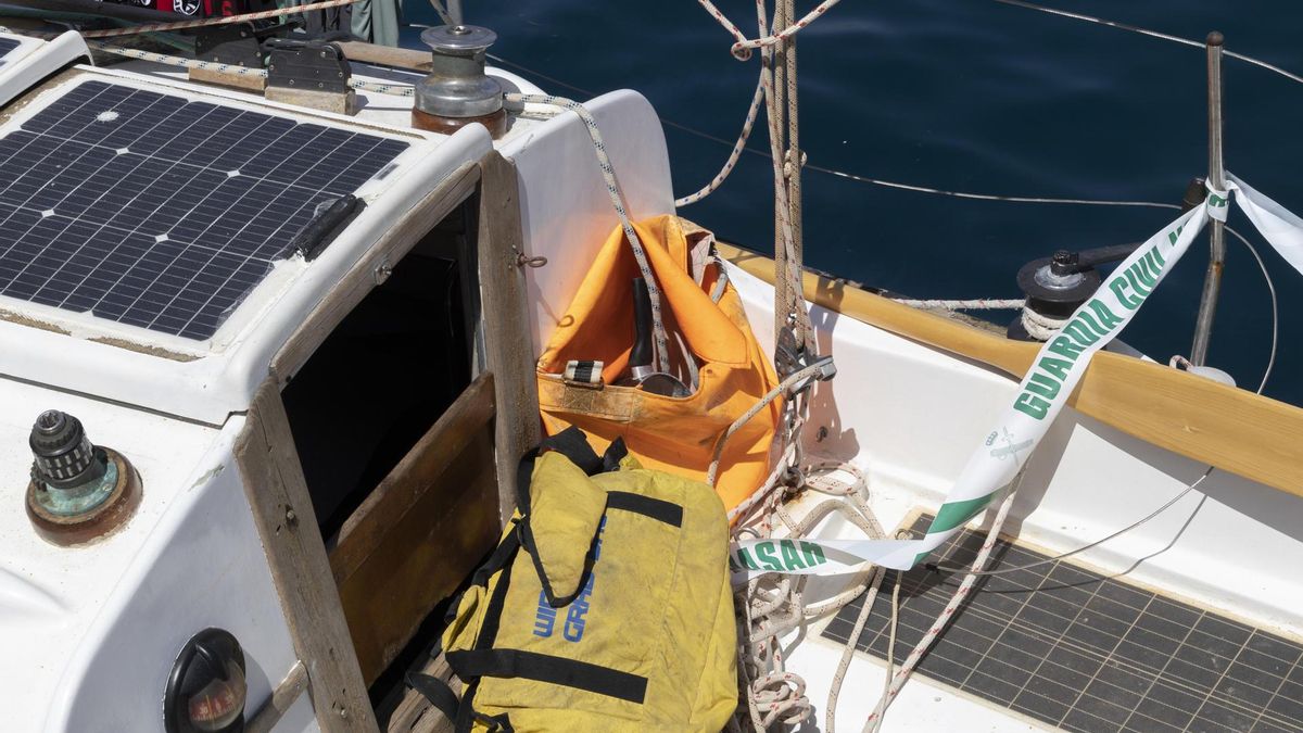 Precinto de la Guardia Civil en el velero de Nunan, ya amarrado en Arguineguín.