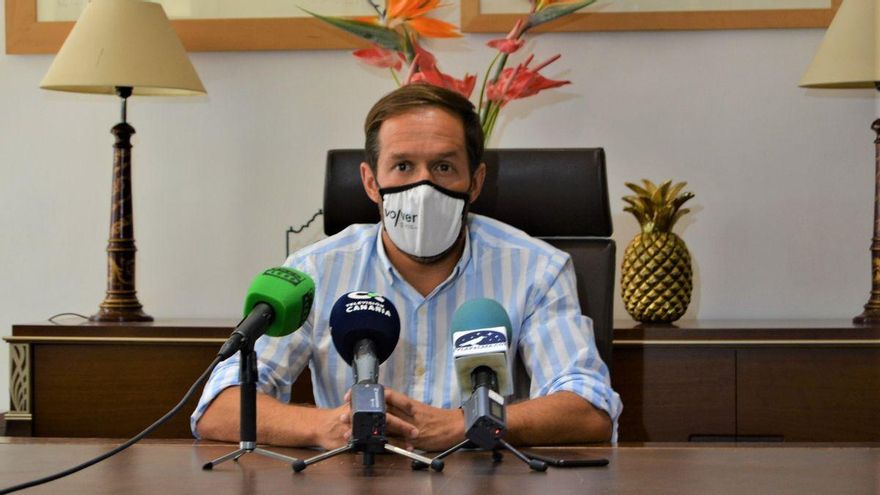 Zapata ofrece al Gobierno canario el protocolo del Cabildo de La Palma para realizar test en los aeropuertos de las Islas