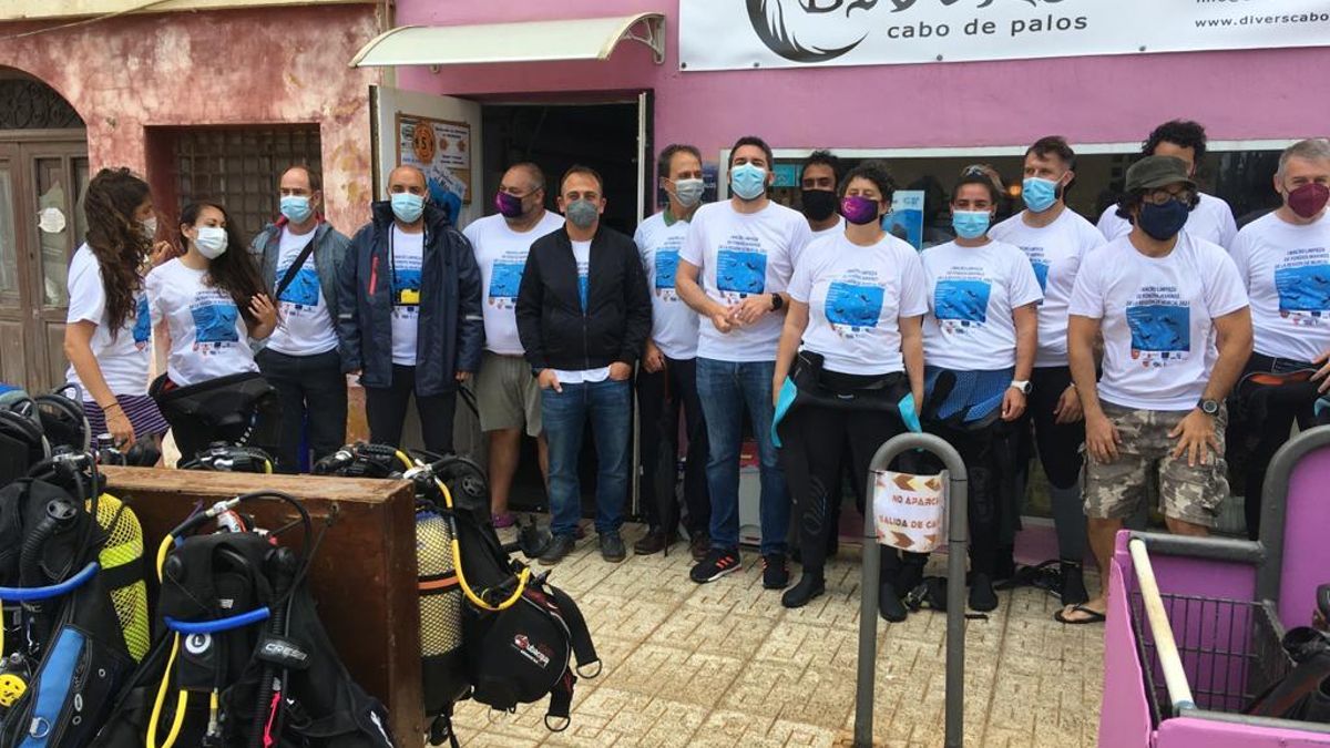 Medio millar de buceadores voluntarios limpian residuos de los fondos marinos de la Región