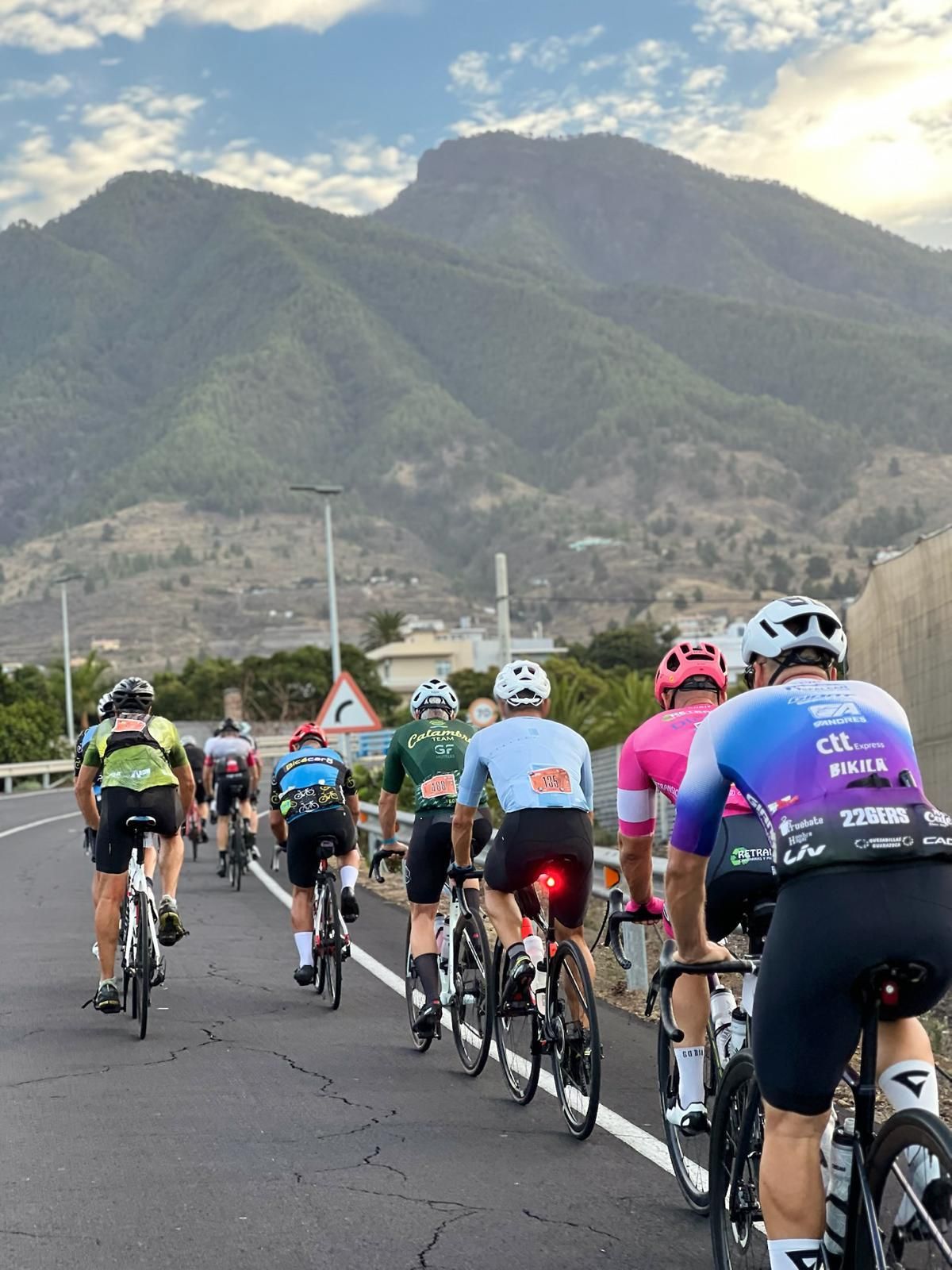 450 ciclistas se dieron cita en una experiencia que recorrió la isla entera en un solo viaje.