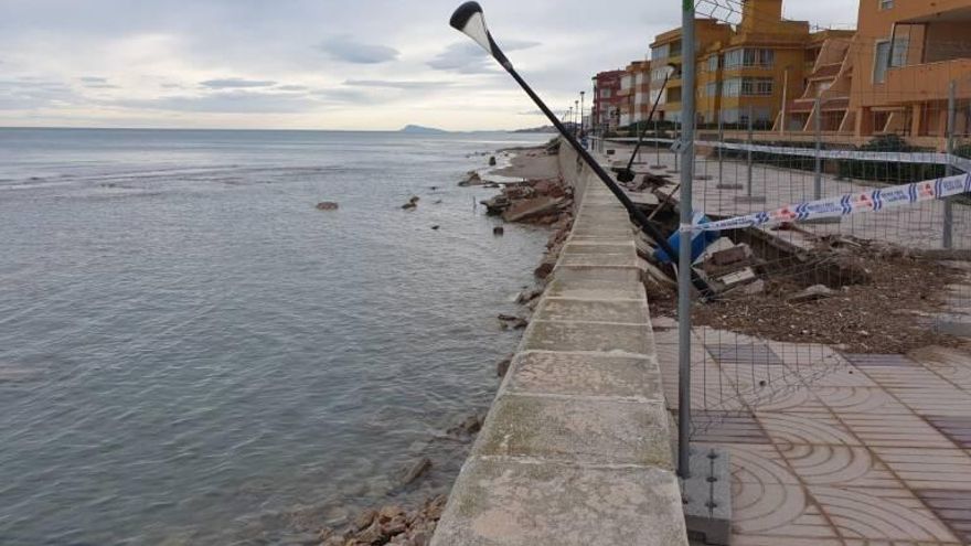 La arena ha desaparecido de la playa tras un temporal.