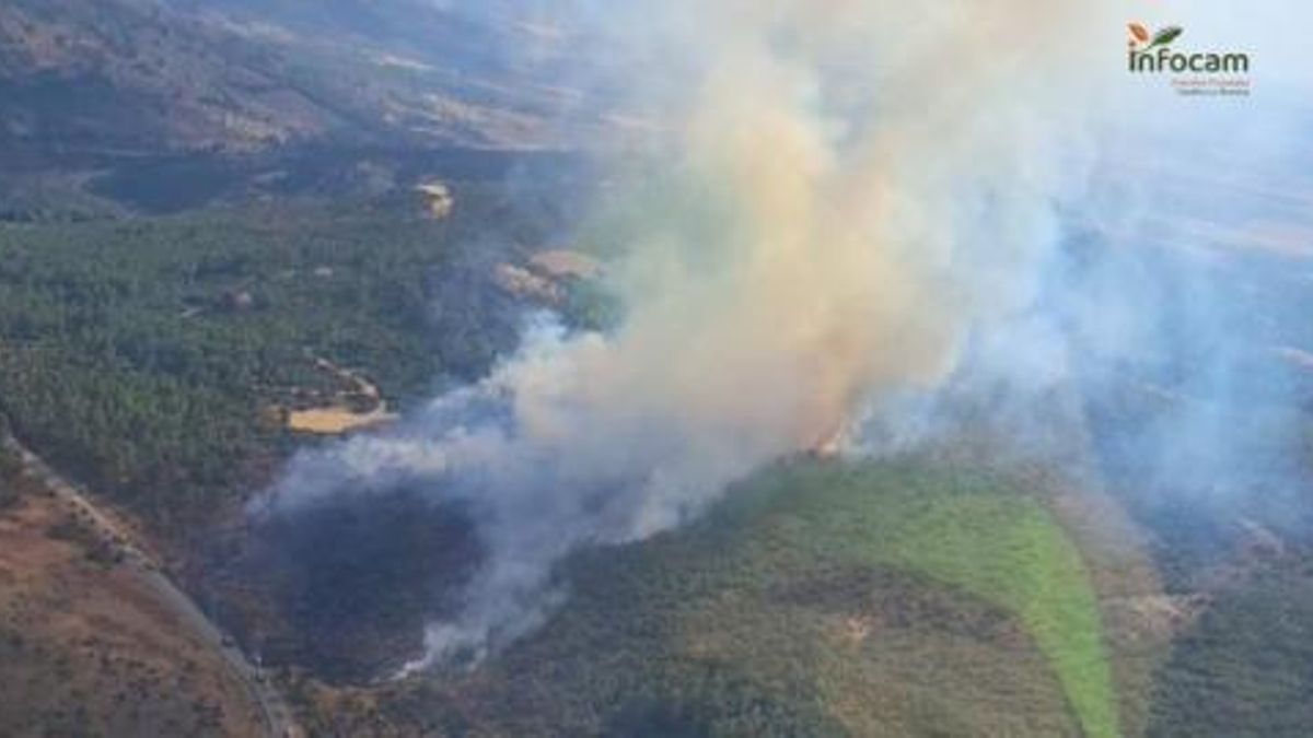 Un incendio forestal en Salobre provoca el corte de una carretera en Albacete y el confinamiento de dos balnearios